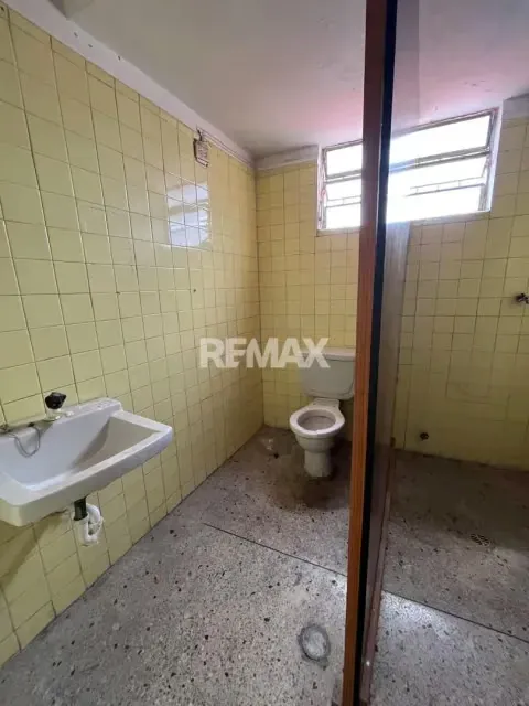 ACCESIBLE OFICINA EN VENTA. EDIFICIO DOÑA TIA .ACARIGUA ESTADO PORTUGUESA. - 5