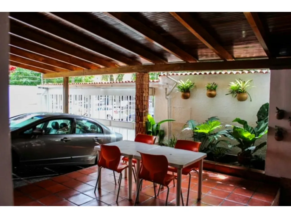 Se Vende Casa 720m² C-4H-3.5B+HS+BS+2M+3P+Trza-Prados Del Este 4438 - 2
