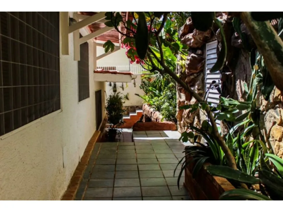 Se Vende Casa 720m² C-4H-3.5B+HS+BS+2M+3P+Trza-Prados Del Este 4438 - 5