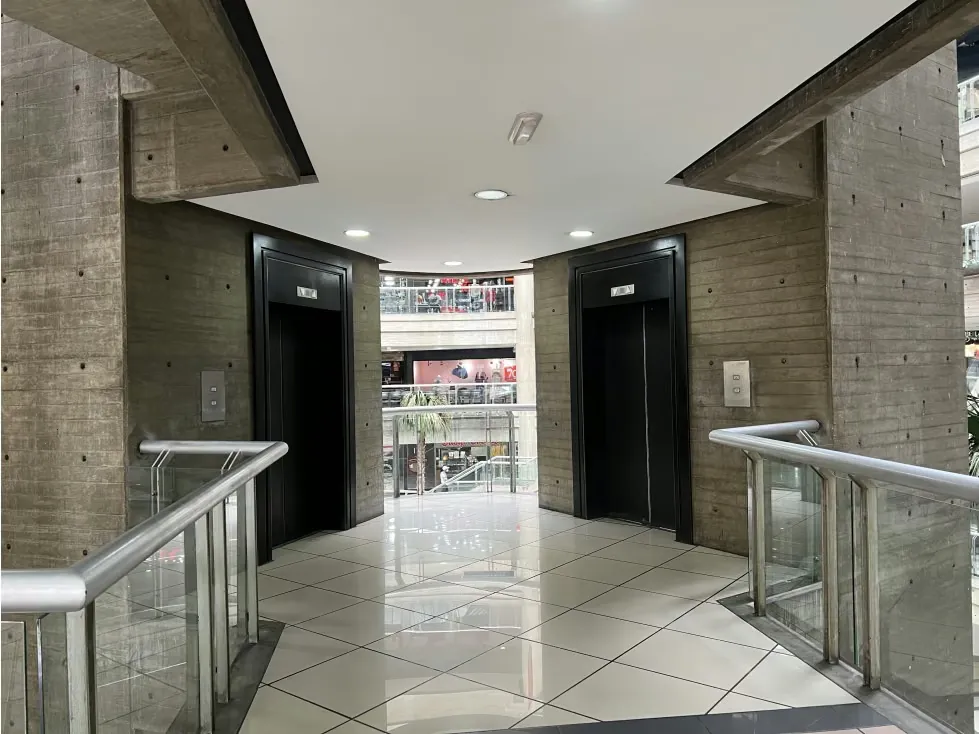 Se vende local comercial/ 56m2/ C.C El Recreo/ 2298 - 9