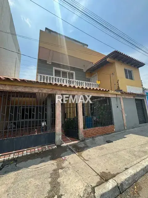 casa en alquiler para uso familiar o comercial ubicada en una excelente zona comercial avenida Venezuela con 13 y 14
