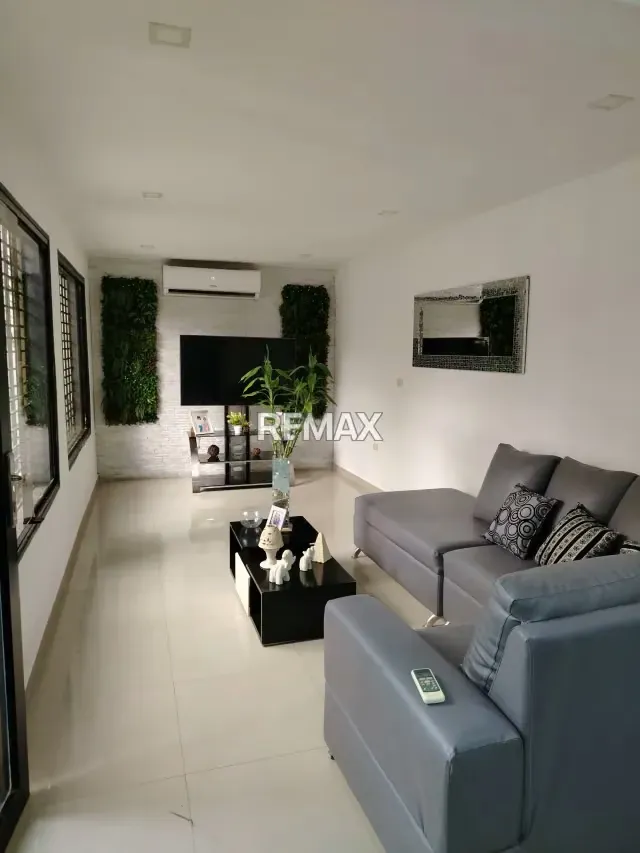 VENTA HERMOSA TOWNHOUSE EN URBANIZACION ALTOS DE LA GALERA - 2