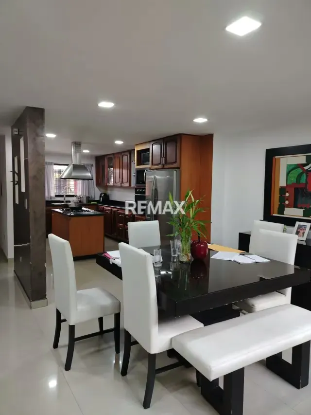VENTA HERMOSA TOWNHOUSE EN URBANIZACION ALTOS DE LA GALERA - 4