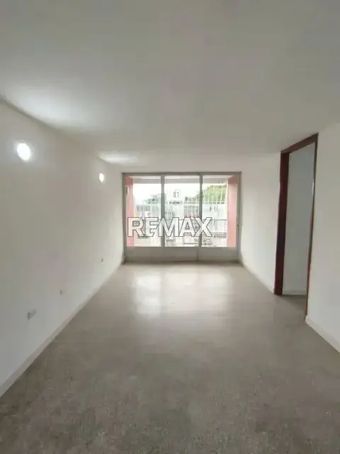 Venta de amplio y fresco apartamento ubicado en la exclusiva Urbanización San Rafael.
