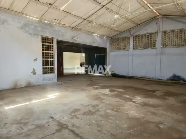 SE VENDE GALPÓN URBANO - 5