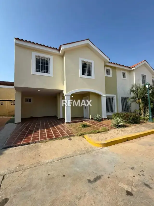 Townhouse en Venta Villa Florencia Av. milagro norte