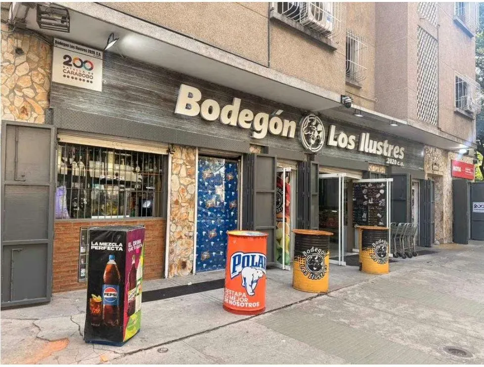Vendo/alquilo fondo de comercio 120m2 Los Símbolos 4845