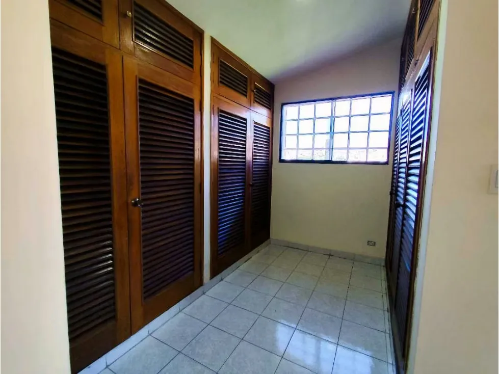 Se Vende Casa en Calle Cerrada 700m2 Prados del Este Para Actualizar - 32