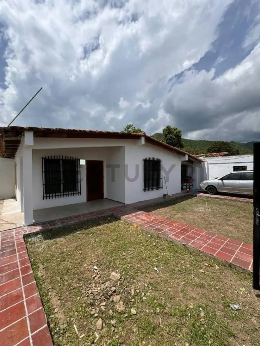 Casa en Avenida Principal de Guanta, Urbanización Las Palmas
