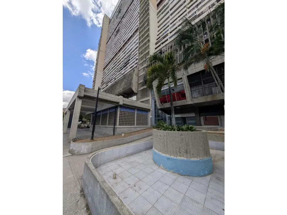 Local 279 m² frente al Metro Parque Central | 3 entradas | Av. Lecuna - 4