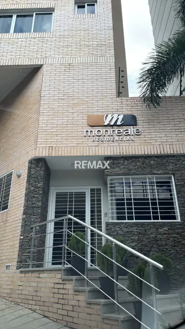 Venta de moderno Apartamento en Resd. Monreale Urb. Las Chimenead Valencia
