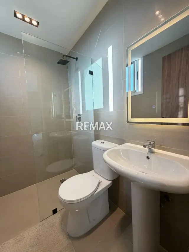 Venta de moderno Apartamento en Resd. Monreale Urb. Las Chimenead Valencia - 3