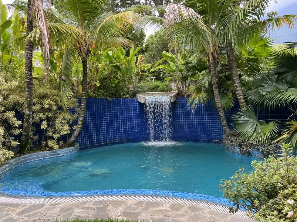 Se Vende Casa/2.200M2c/1.200M2t/4h+4s/8b+4s/8p/6081