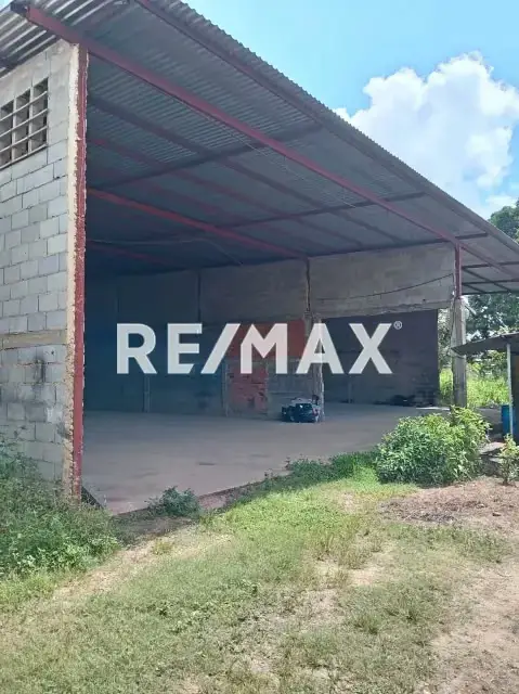Galpón y Local Comercial con amplio terreno en Venta en Avenida principal de Las Cocuizas