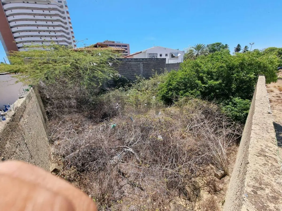 ubicacion inbaltible> terreno a pasos de la playa en el paseo de porlamar - 2