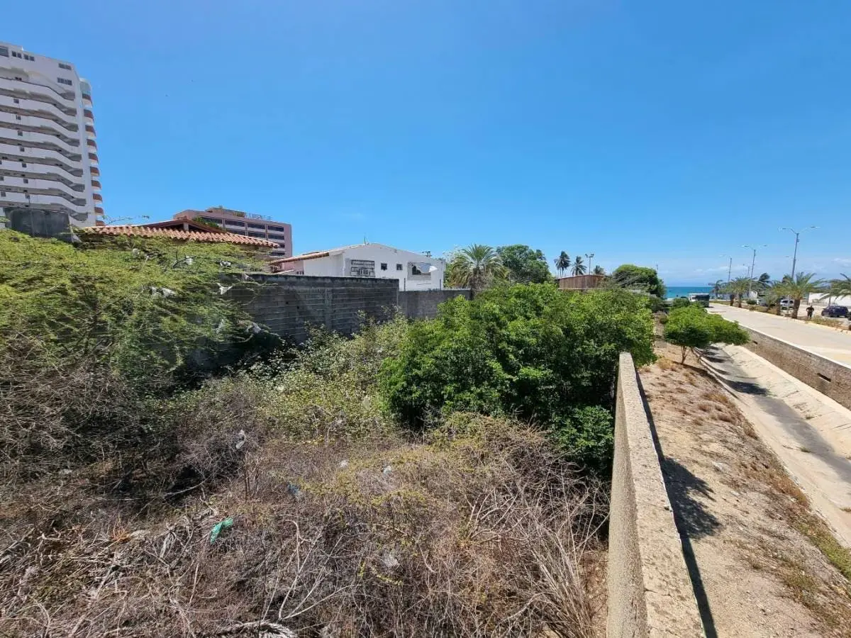 ubicacion inbaltible> terreno a pasos de la playa en el paseo de porlamar - 3