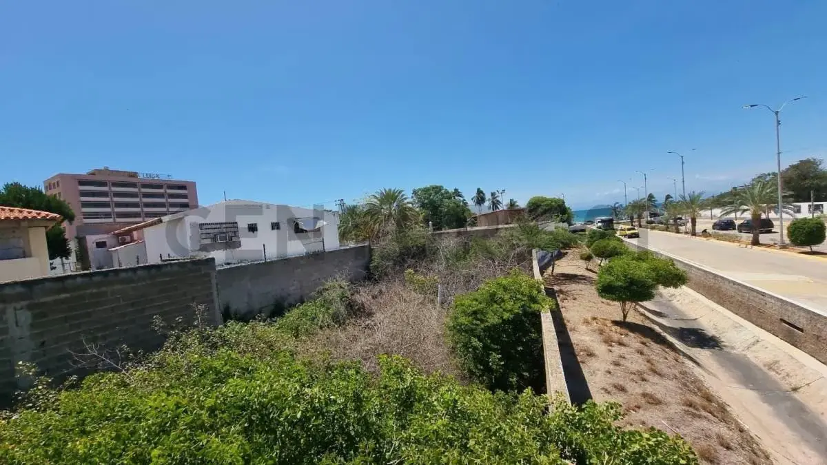 ubicacion inbaltible> terreno a pasos de la playa en el paseo de porlamar - 6