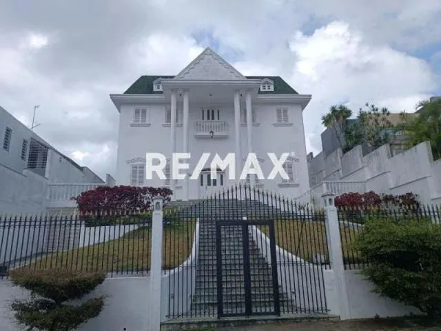 En Venta espectacular casa estilo Georgiano ubicada en la Tahona Urbanización Las Esmeraldas