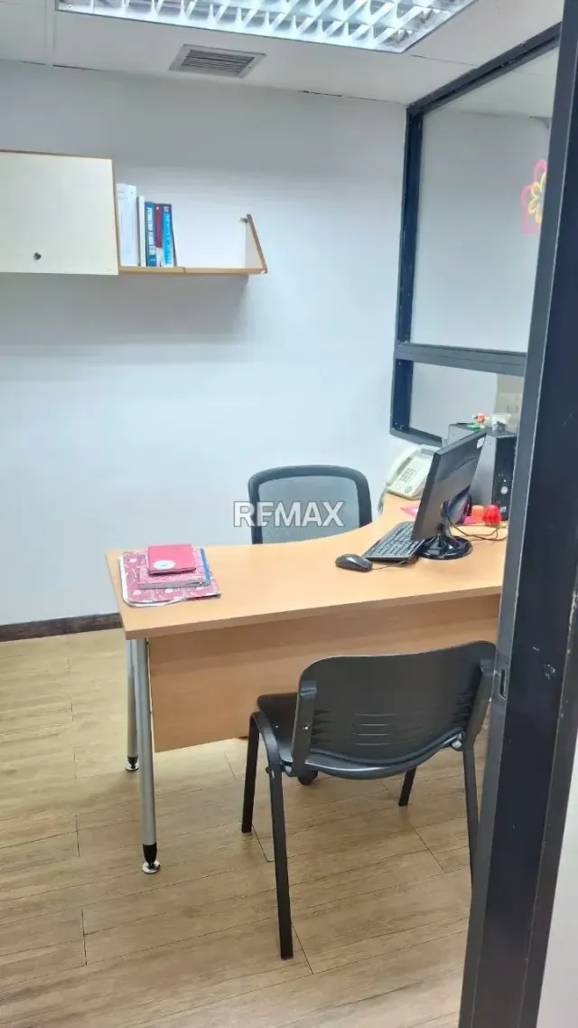 Se Alquila oficina de 105,99 mts2 en la Las Delicias - 3