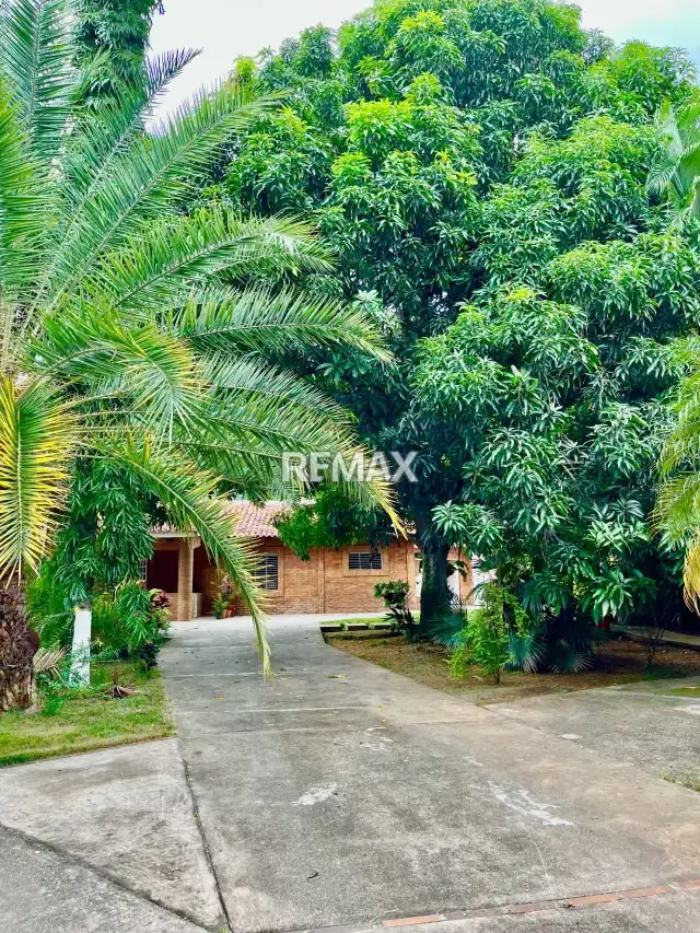 CASA EN VENTA URBANIZACION COLINAS DE GUATAPARO DE UNA SOLA PLANTA