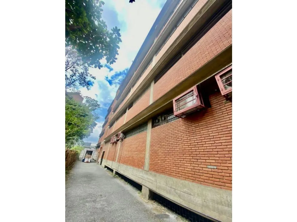 Se vende edificio industrial 3.750m2 Boleita Sur