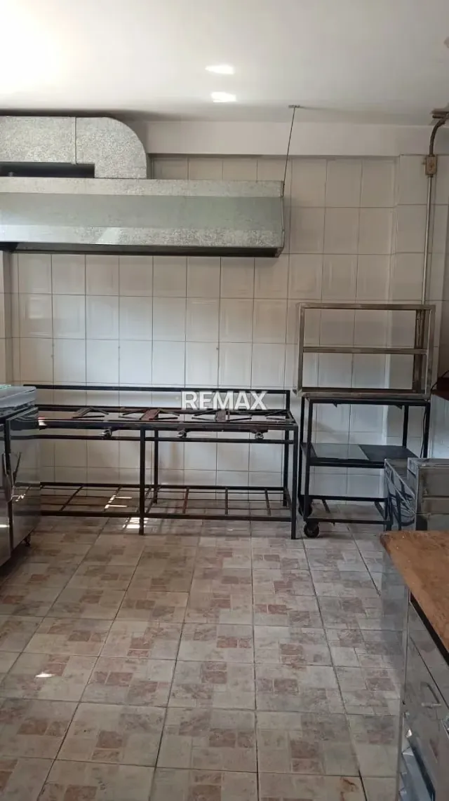 Local Comercial con Oficinas en Alquiler - 10