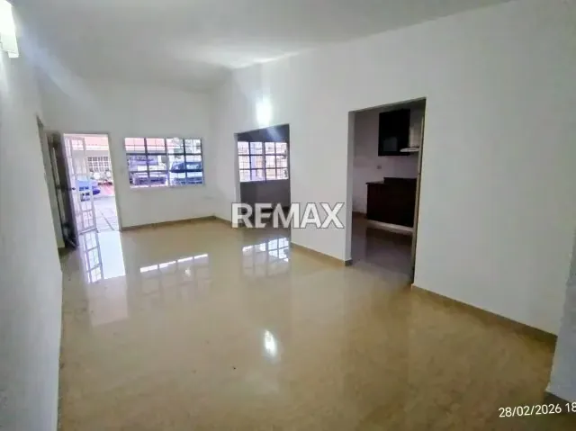 CASA DE ESQUINA EN VENTA LISTA DE HABITAR EN LA URBANIZACION PUERTAS DEL SUR - 2