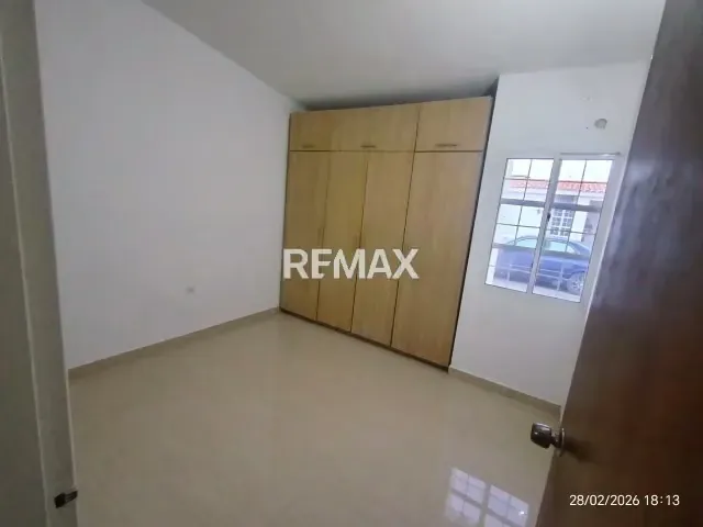 CASA DE ESQUINA EN VENTA LISTA DE HABITAR EN LA URBANIZACION PUERTAS DEL SUR - 5