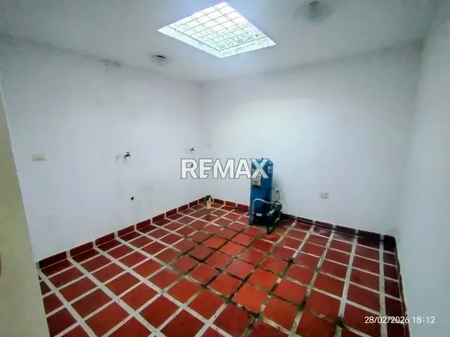 CASA DE ESQUINA EN VENTA LISTA DE HABITAR EN LA URBANIZACION PUERTAS DEL SUR - 10