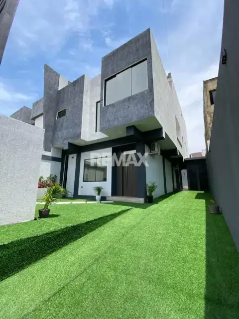 Venta de moderna casa a estrenar - Mañongo