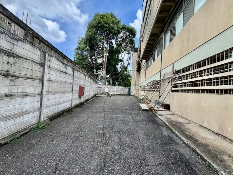 Se vende y/o alquila edificio.industrial 7.494m2 Los Teques - 9