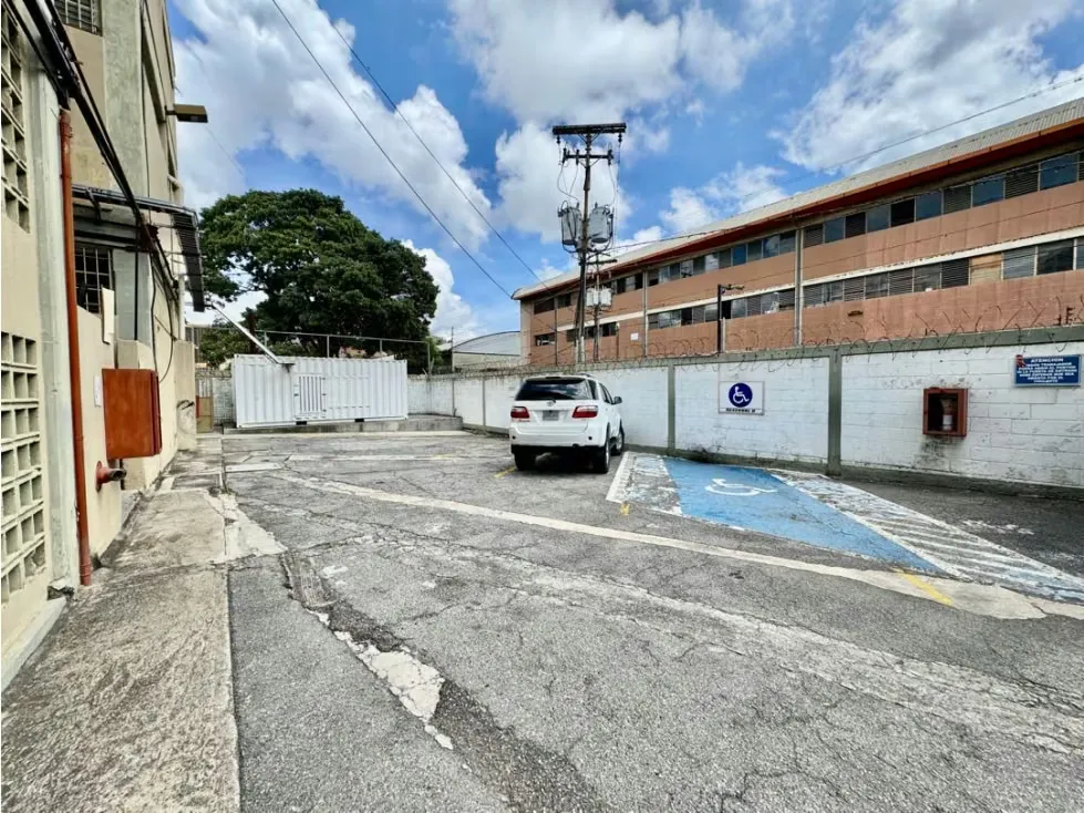 Se vende y/o alquila edificio.industrial 7.494m2 Los Teques - 10