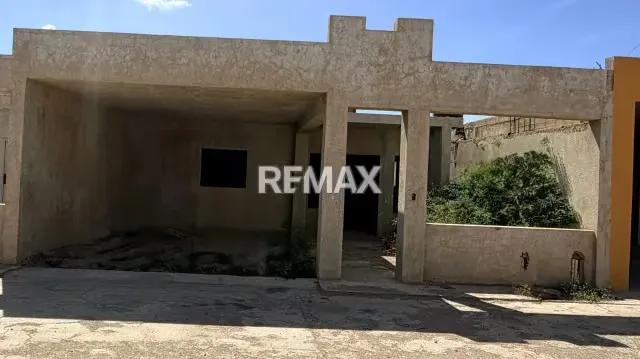 Casa en obra gris, conjunto cerrado