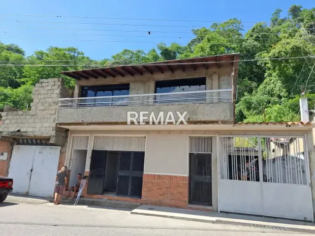 Casa Multifamiliar (2 apartamentos) más Local comercial con terreno EN VENTA