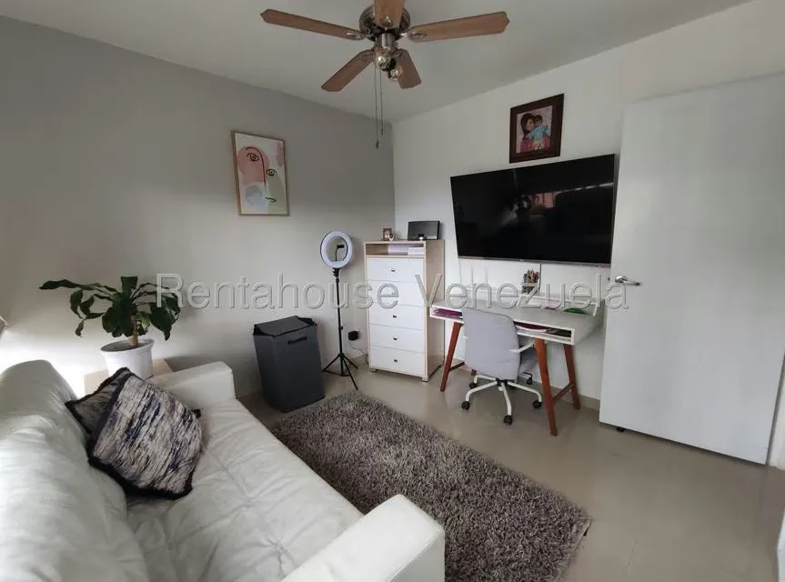 Apartamento (1 Nivel) en Venta en Prados del Este, Distrito Metropolitano - 26