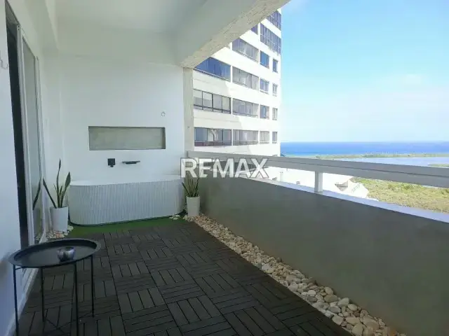 MODERNO APARTAMENTO CON VISTAS INCREIBLES AL MAR Y A LA CIUDAD , DECORADO CON PIEZAS DE ACABADOS POTENCIALES Y CERCANIA A CENTROS COMERCIALES EN LA ISLA DE MARGARITA