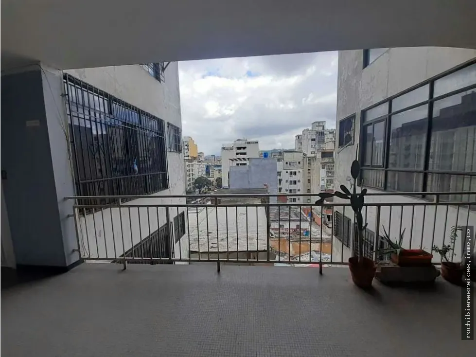 OFICINA ACONDICIONADA COMO VIVIENDA EN LA AV BARALT - 6