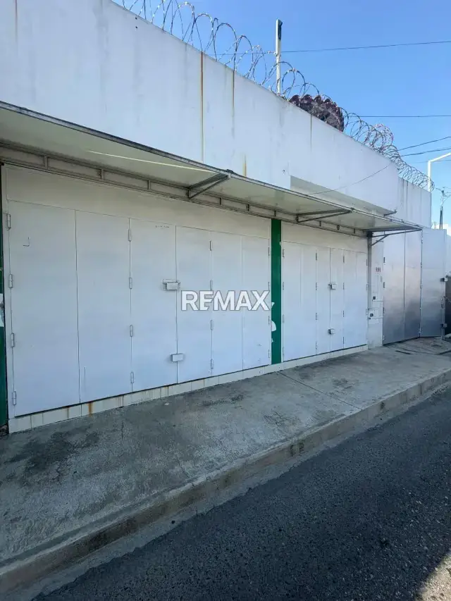 Edificio en alquiler con local, apartamento y estacionamiento en alquiler antigua farmacia