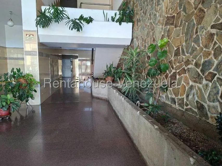 Apartamento (1 Nivel) en Alquiler en Los Dos Caminos, Distrito Metropolitano - 2