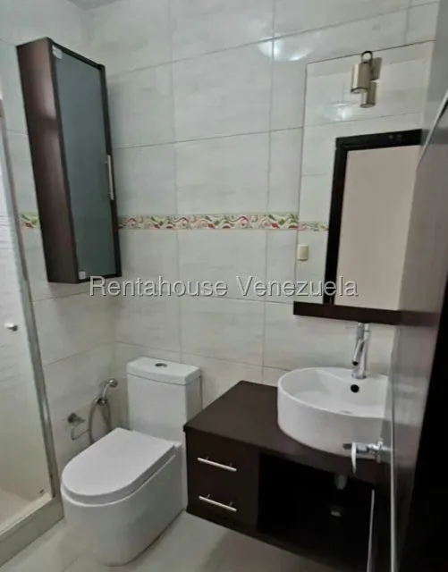 Apartamento (1 Nivel) en Alquiler en Los Dos Caminos, Distrito Metropolitano - 15