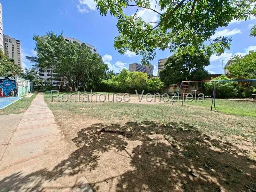 Apartamento (1 Nivel) en Alquiler en Los Dos Caminos, Distrito Metropolitano - 17