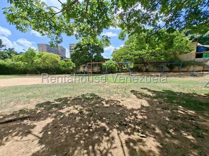 Apartamento (1 Nivel) en Alquiler en Los Dos Caminos, Distrito Metropolitano - 18