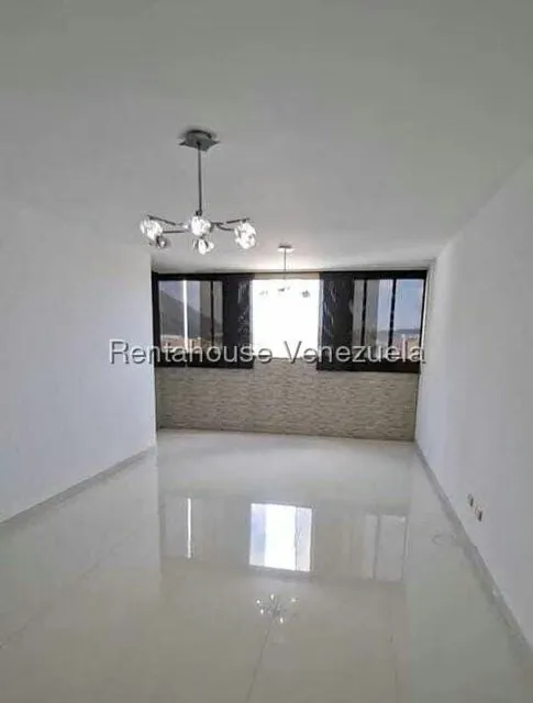 Apartamento (1 Nivel) en Alquiler en Los Dos Caminos, Distrito Metropolitano - 3