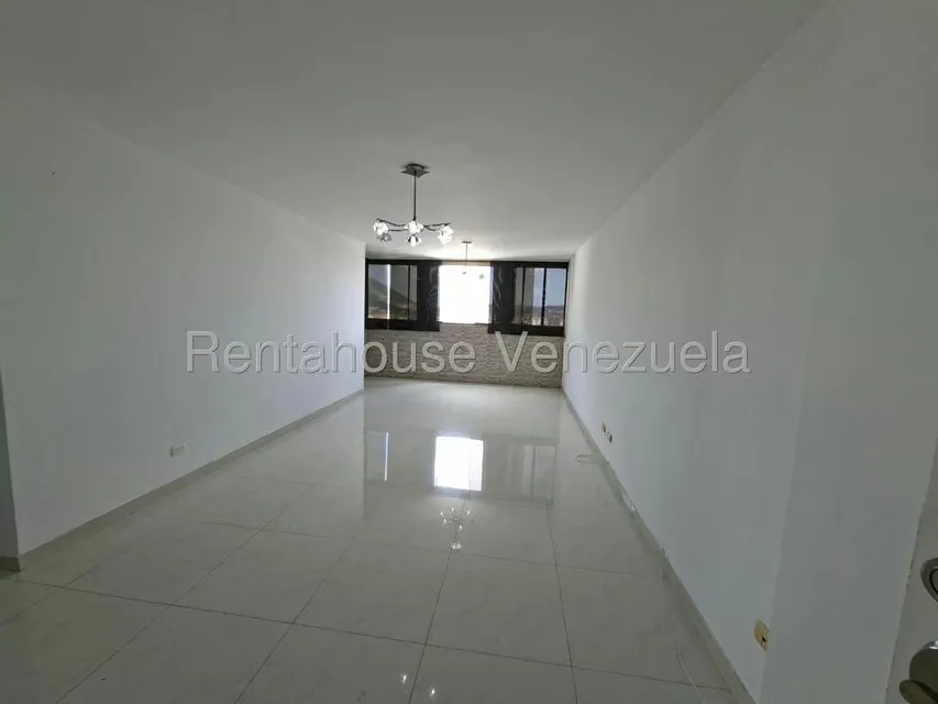 Apartamento (1 Nivel) en Alquiler en Los Dos Caminos, Distrito Metropolitano - 4