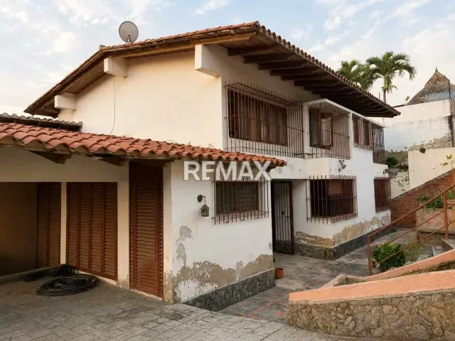 Quinta para remodelar con amplio terreno en Prados del Este