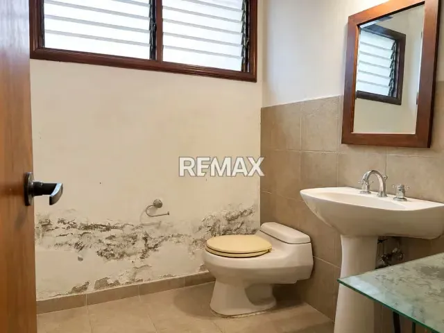 Quinta para remodelar con amplio terreno en Prados del Este - 11