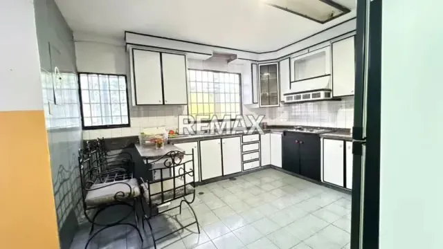 Se ofrece propiedad inmobiliaria de dos niveles, actualmente operativa como Colegio Canaima, Urbanizacion La Floresta - 11