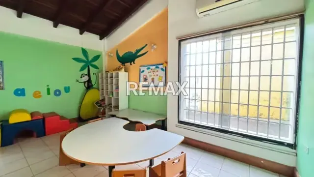 Se ofrece propiedad inmobiliaria de dos niveles, actualmente operativa como Colegio Canaima, Urbanizacion La Floresta - 2