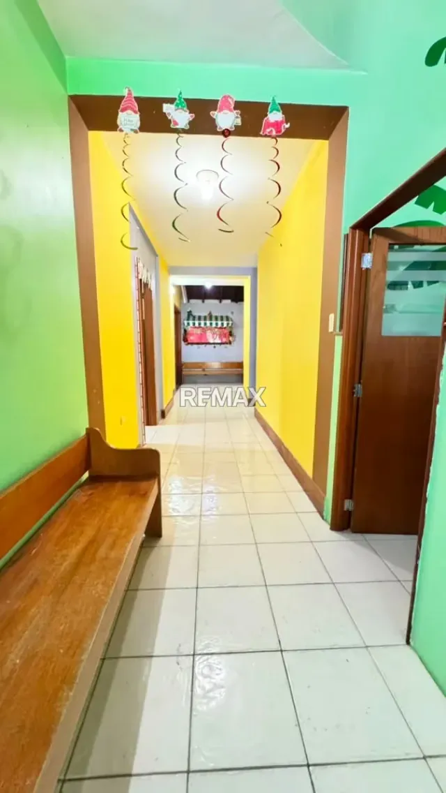 Se ofrece propiedad inmobiliaria de dos niveles, actualmente operativa como Colegio Canaima, Urbanizacion La Floresta - 5