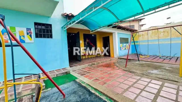 Se ofrece propiedad inmobiliaria de dos niveles, actualmente operativa como Colegio Canaima, Urbanizacion La Floresta - 9